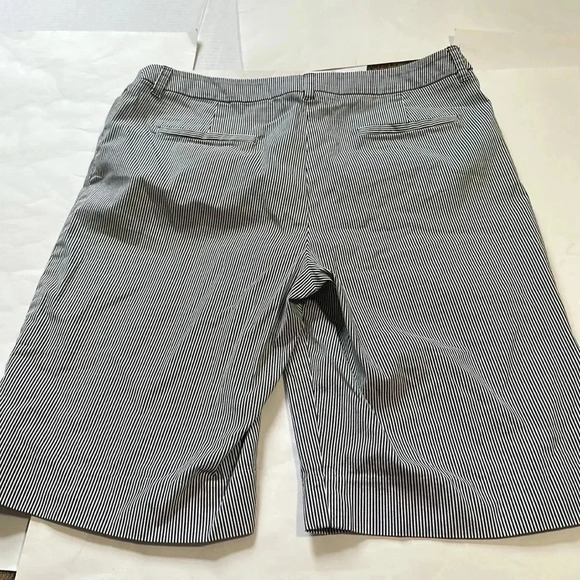 Anne Klein Sport pin striped shorts size 14 black white - Picture 4 of 4